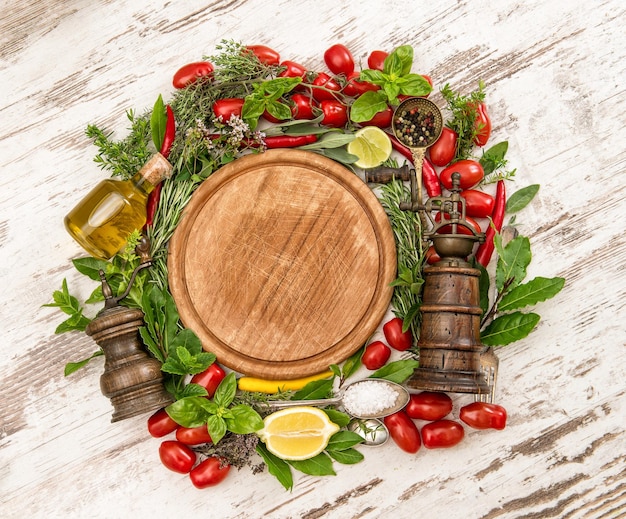 Danie podane na drewnianym stole